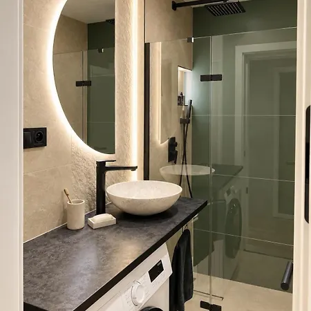 Design Near Centre With Fast Wi-fi And Parking *